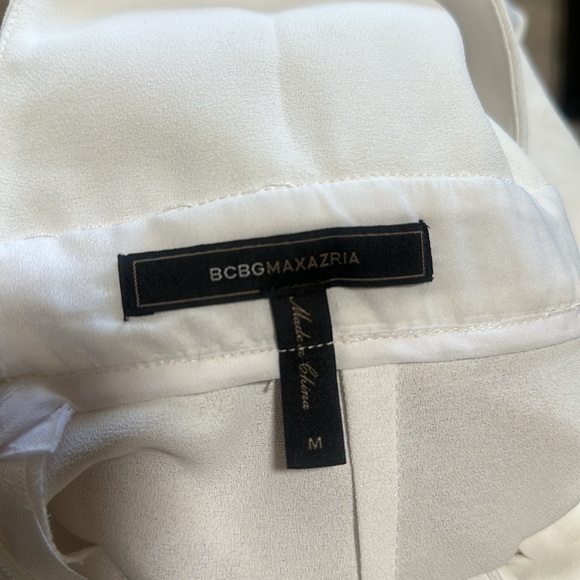 BCBG MAXAZRIA. White short jumpsuit. size “M” - Picture 4 of 4